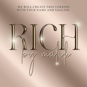 Könnte beinhalten: Goldfarbener Text auf einem Farbverlaufshintergrund. Das Wort "RICH" ist in einer fetten Serifen-Schriftart, mit "by malik" in einer Schreibschrift darunter. Der Hintergrund ist eine weiche, warme, neutrale Farbe.