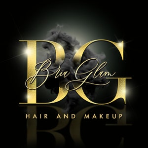 Könnte beinhalten: Goldene Buchstaben "BG" mit einem schwarzen Rauchdesign dahinter. Der Text "Bria Glam" ist in Kursivschrift vor dem Rauch geschrieben. Der Text "HAIR AND MAKEUP" ist unter den Buchstaben geschrieben.