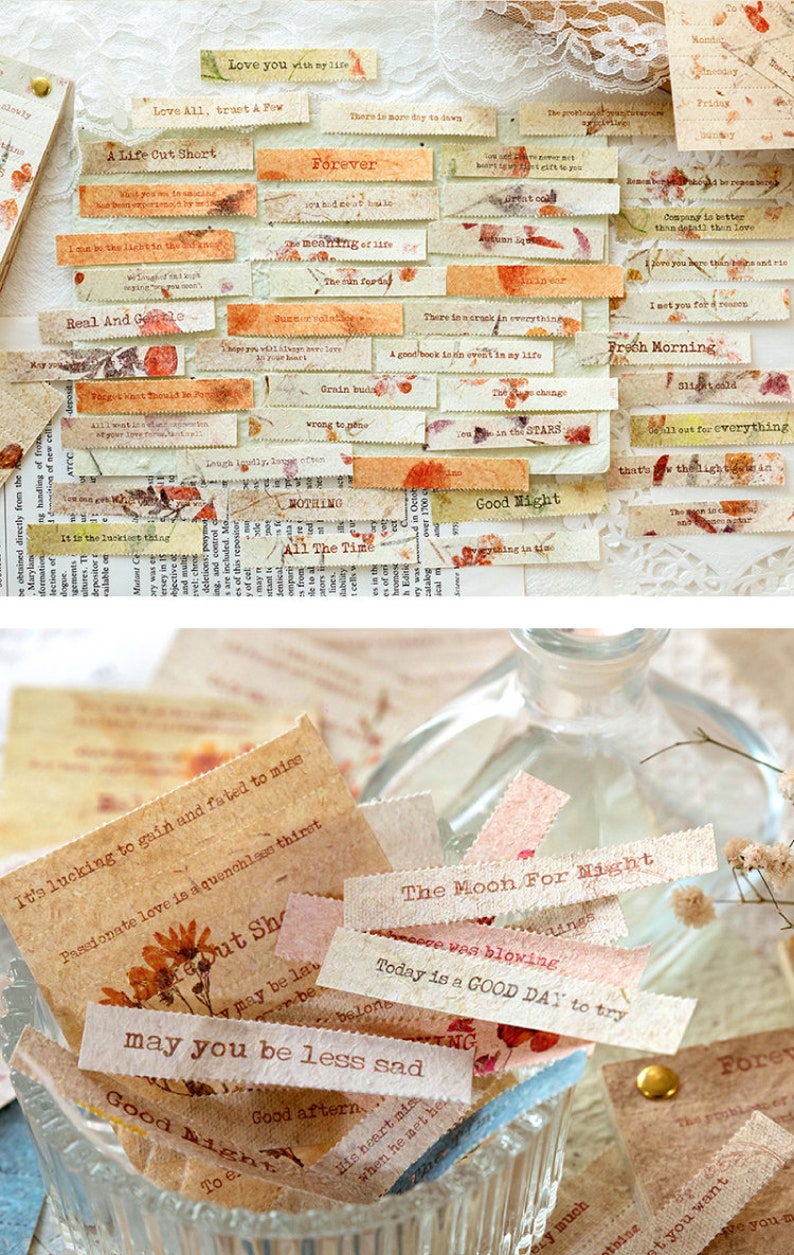 Puede incluir: Una colecci&oacute;n de peque&ntilde;as etiquetas rectangulares de papel con varias citas y refranes inspiradores impresos en ellas. Las etiquetas est&aacute;n decoradas con flores secas y tienen una est&eacute;tica vintage. Las etiquetas est&aacute;n en un frasco de vidrio.