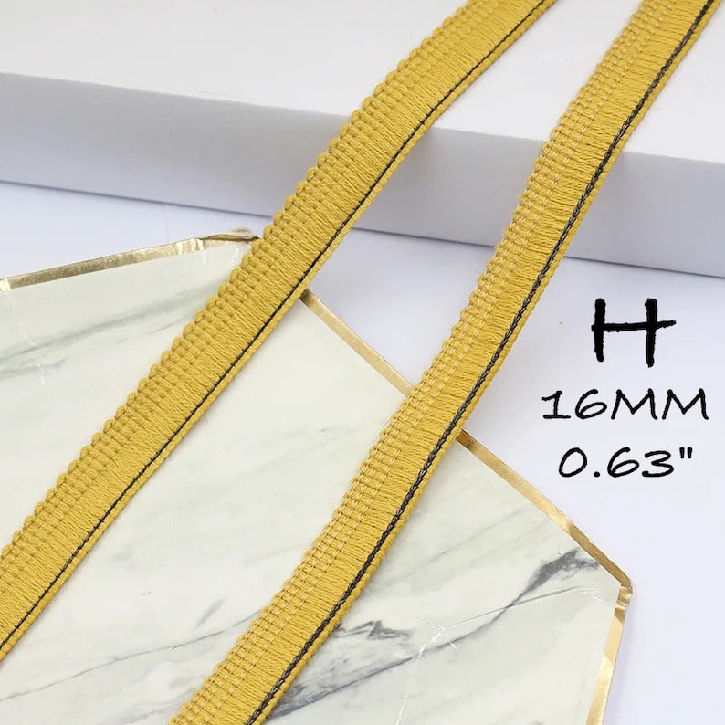 K&ouml;nnte beinhalten: Nahaufnahme von zwei St&uuml;cken gelber Paspel mit schwarzen N&auml;hten. Die Paspel ist 0,63 Zoll breit. H 16MM 0,63"