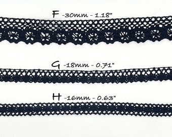 Puede incluir: Tres encajes negros de diferentes anchos. El encaje superior tiene 30 mm de ancho, el encaje del medio 18 mm y el encaje inferior 16 mm.
