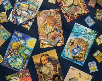 Puede incluir: Surtido de sellos vintage coloridos con detalles en pan de oro. Los sellos representan pinturas y artistas famosos, como La noche estrellada de Van Gogh, La Mona Lisa de Leonardo da Vinci y La escuela de pintura mundialmente famosa de Picasso. Los sellos están dispuestos sobre un fondo azul oscuro.