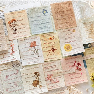 Puede incluir: Un conjunto de 12 etiquetas de papel de estilo vintage con dise&ntilde;os florales y citas inspiradoras. Las etiquetas est&aacute;n impresas en papel texturizado con un aspecto desgastado y presentan flores secas y elementos bot&aacute;nicos. Las citas incluyen "The Sunset Glow", "May you be loved and", "Dream", "Believe", "Good Night", "Meet Tomorrow", "Say Goodbye", "Love You", "Life is", "Morning", "Once is enough", y "The Evening brings the glow".