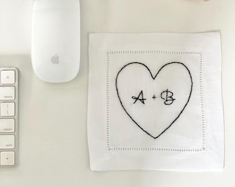 Bestickte Leinen Cocktailservietten: Initial Herz Design