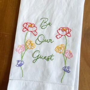 linnen theedoek, handgeborduurd, handdoek, tuinfeest, gastvrouwcadeau, be our guest
