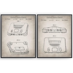 Puede incluir: Un conjunto de dos dibujos de patente en blanco y negro de la consola Nintendo 64. Los dibujos muestran diferentes ángulos de la consola, incluidas las vistas superior, inferior y lateral. Los dibujos están etiquetados con el texto "United States Patent" y "Des. 379,832".