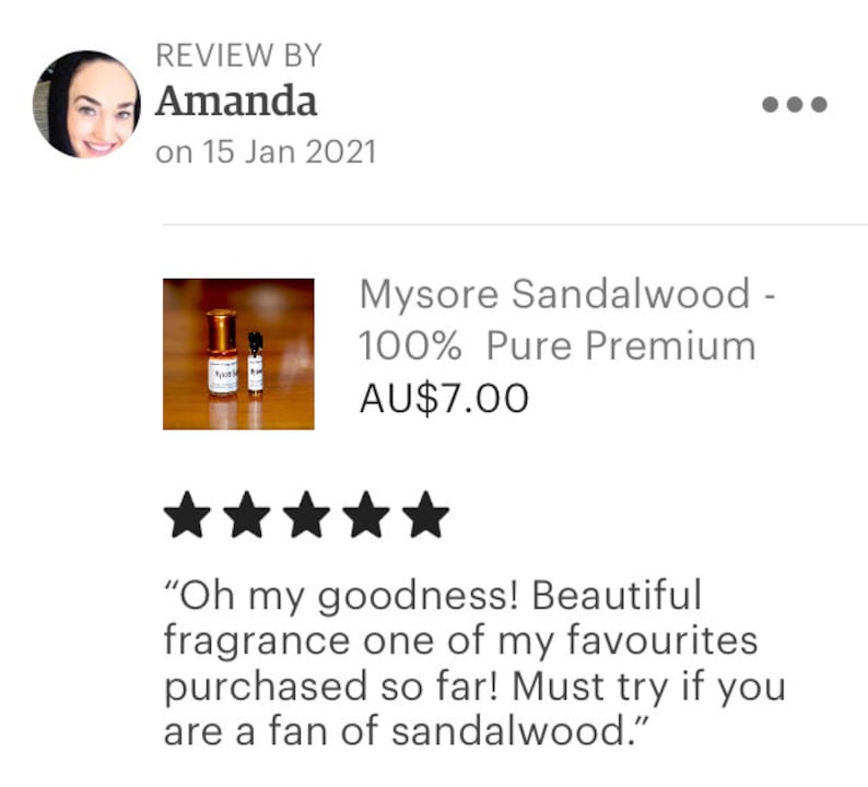 Op de afbeelding: Twee kleine flesjes Mysore Sandelhout etherische olie, 100% pure premium, op een witte achtergrond. De flesjes zijn van helder glas met gouden dopjes en etiketten. Het product kost AU$7,00. Een vijfsterrenrecensie luidt "Oh my goodness! Beautiful fragrance one of my favourites purchased so far! Must try if you are a fan of sandalwood."