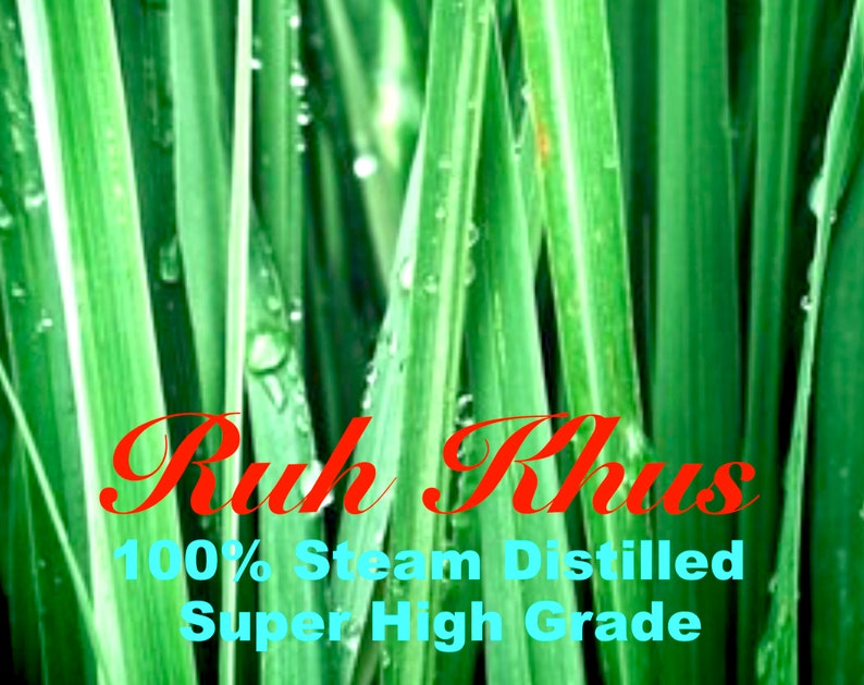 Puede incluir: Primer plano de hojas de hierba verde con gotas de agua. El texto "Ruh Khus 100% Steam Distilled Super High Grade" est&aacute; escrito en rojo y azul.