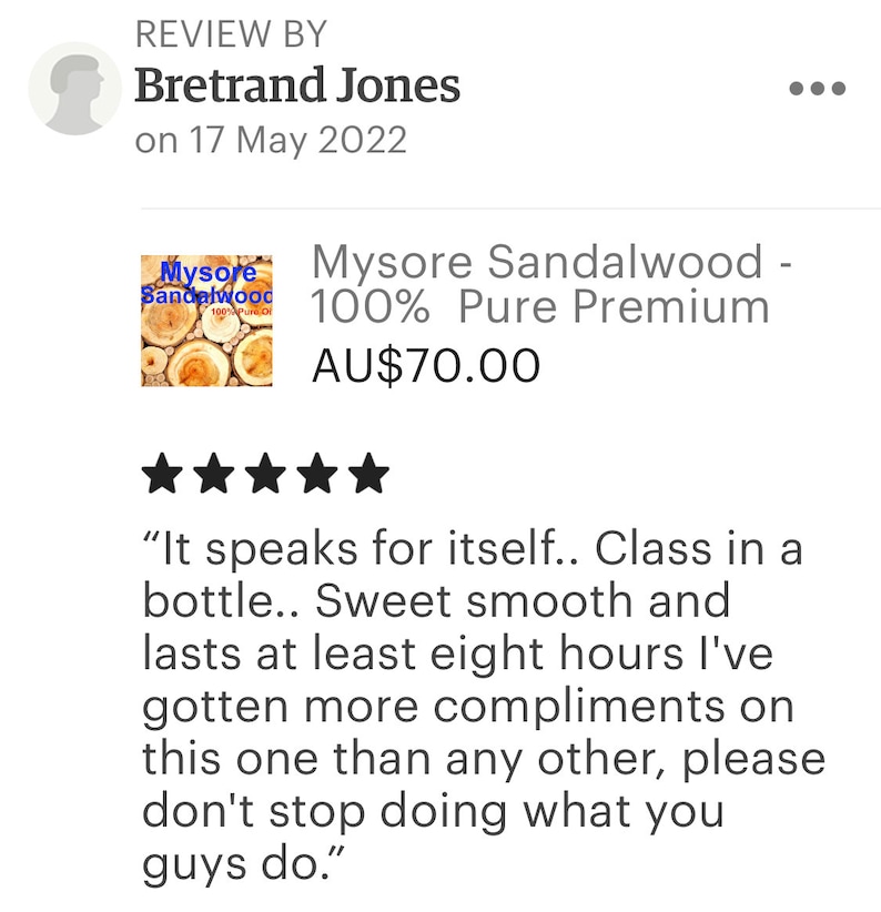 Op de afbeelding: Een vijfsterrenrecensie voor Mysore Sandalwood 100% Pure Premium etherische olie, geprijsd op AU$70,00. De recensie luidt: "Het spreekt voor zich... Klasse in een fles... Zoet, glad en het duurt minstens acht uur. Ik heb meer complimenten gekregen voor deze dan voor alle andere, stop alsjeblieft niet met doen wat je doet."