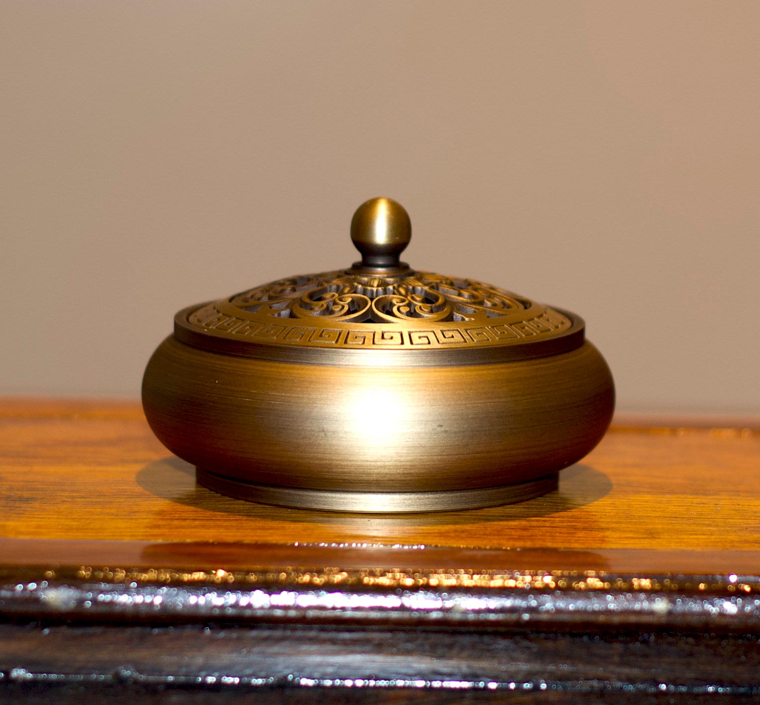 TAIYOU Bruciatore di incenso vintage in ottone con un piccolo supporto per bastoncini di incenso, bruciatore in metallo, funziona per bastoncini di coni, mini porta incenso per camera da letto