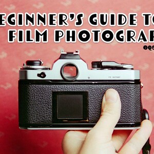Może przedstawiać: Zabytkowy aparat fotograficzny na film z czarnym, teksturowanym korpusem i srebrną górą trzymany jest przez dłoń. Obraz zawiera tekst "A Beginner's Guide to Film Photography" pogrubioną, białą czcionką na czerwonym tle.