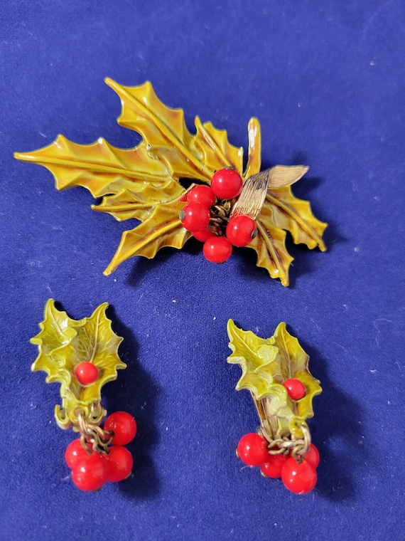 Holly & Berry Vintage Brooch and Earrings by ART … - image 1