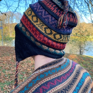Back view of the model wearing the hat, showcasing the full pattern and fit.