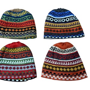 Pu&ograve; includere: Quattro berretti invernali di lana colorati con motivi geometrici. I berretti sono in tonalit&agrave; di rosso, arancione, blu e verde.