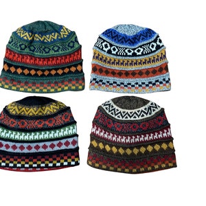 Pu&ograve; includere: Quattro berretti di lana colorati con motivi geometrici. Ogni berretto presenta una diversa combinazione di colori e un design diverso, tra cui strisce, rombi e lama.
