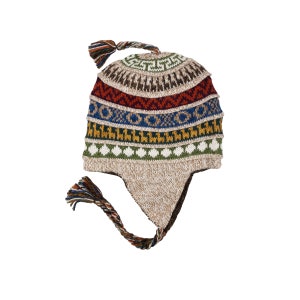 Könnte beinhalten: Ein farbenfroher Strickhut mit Ohrenklappen und einer geflochtenen Quaste. Der Hut hat ein geometrisches Muster in Braun-, Rot-, Blau-, Gelb- und Grüntönen. Der Hut ist aus einem weichen, strukturierten Material gefertigt.