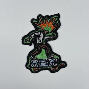 Écusson de planche à roulettes dynamique Flaming Head - Thermocollant pour planche de dessin animé Boombox de 2,8 x 5 cm pour un accessoire streetwear dynamique