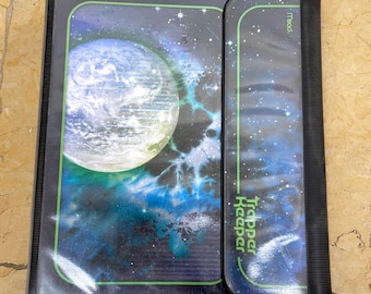Carpeta Mead Trapper Keeper vintage de los años 80 y 90, espacio exterior, planeta Tierra, con carpetas, regalo de cumpleaños nostálgico, portafolio escolar retro, estilo Kidcore, RARA