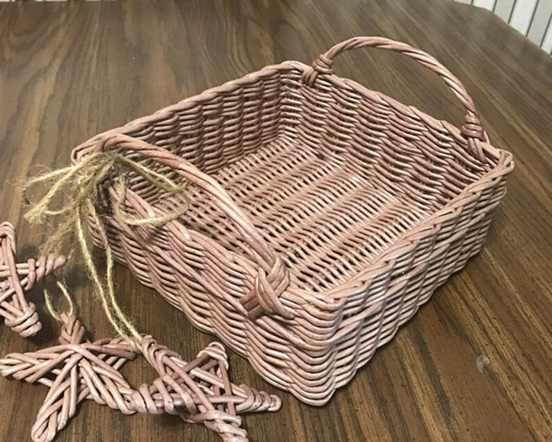 Cesta cuadrada de mimbre con asas.