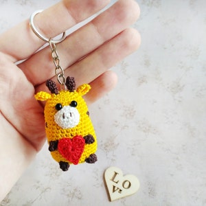 Funny giraffe with tiny red heart crochet keychain - Cute gift Valentine&#39;s Day for him or for her