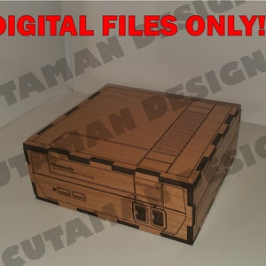 Puede incluir: Una caja de madera diseñada para parecerse a una consola Nintendo Entertainment System. La caja es de color marrón claro con detalles grabados en marrón oscuro, incluido el logotipo y el texto de Nintendo. El texto "DIGITAL FILES ONLY!!" está en rojo.