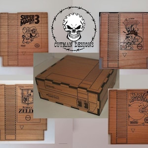 Puede incluir: Una consola NES de madera con cuatro cartuchos de juego diferentes. Los cartuchos son para Super Mario Bros 3, Zelda, Kirby's Adventure y Castlevania. La consola está hecha de madera y tiene un acabado natural.