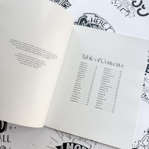 Pode incluir: Livro aberto com um sum&aacute;rio e cita&ccedil;&otilde;es inspiradoras nas p&aacute;ginas circundantes. As p&aacute;ginas do livro s&atilde;o brancas, com texto preto. O sum&aacute;rio lista vers&iacute;culos b&iacute;blicos. Outras p&aacute;ginas apresentam frases manuscritas.