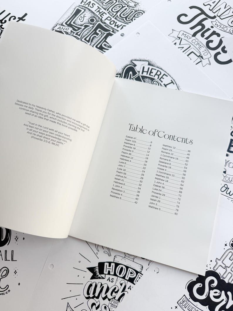 Pode incluir: Livro aberto com um sum&aacute;rio e cita&ccedil;&otilde;es inspiradoras nas p&aacute;ginas circundantes. As p&aacute;ginas do livro s&atilde;o brancas, com texto preto. O sum&aacute;rio lista vers&iacute;culos b&iacute;blicos. Outras p&aacute;ginas apresentam frases manuscritas.