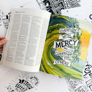 Pode incluir: Um livro aberto com texto de Lucas 6, ao lado de uma obra de arte colorida com as palavras "Overflow with Mercy and Compassion for Others". Ao redor do livro, h&aacute; v&aacute;rias impress&otilde;es de arte em preto e branco com cita&ccedil;&otilde;es inspiradoras.