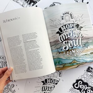 Pode incluir: Um livro aberto com o texto "Hebreus 6" e uma ilustra&ccedil;&atilde;o desenhada &agrave; m&atilde;o com as palavras "Hope as an anchor for the soul, firm, secure." Outras p&aacute;ginas com frases manuscritas s&atilde;o vis&iacute;veis.