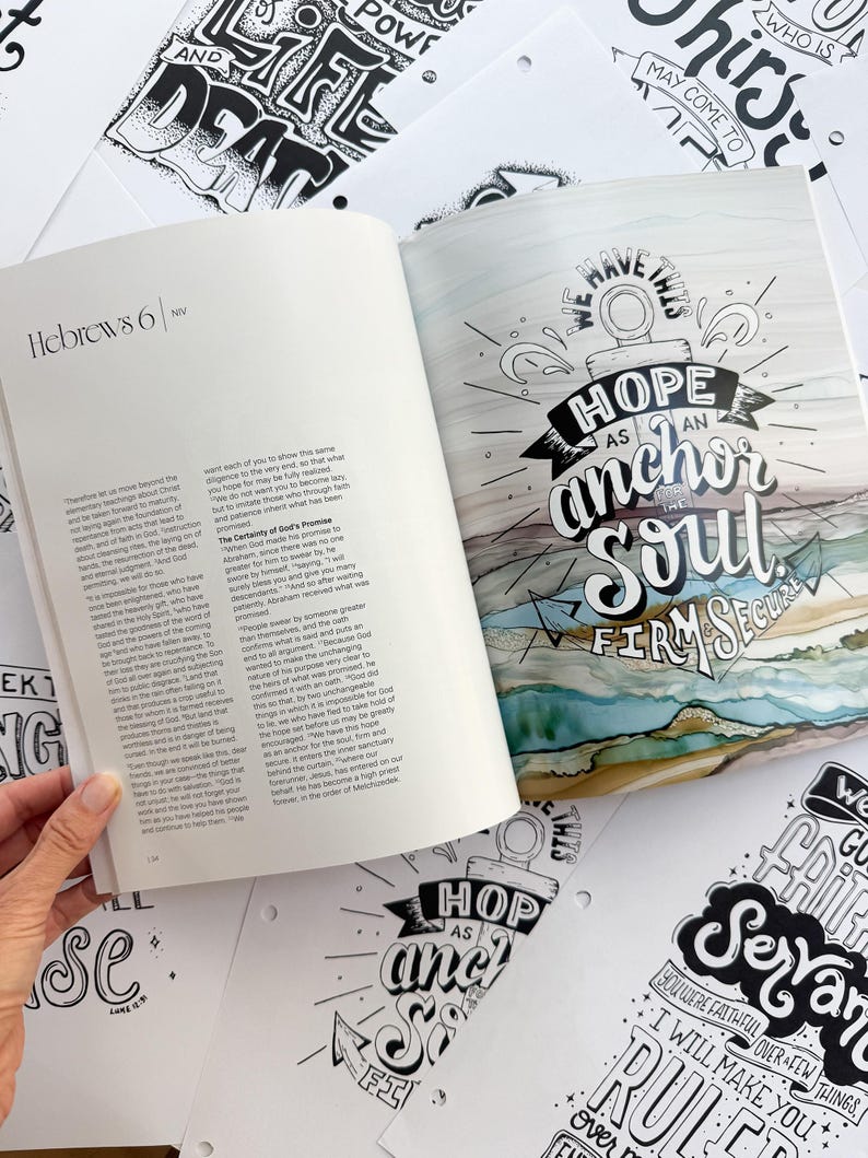 Pode incluir: Um livro aberto com o texto "Hebreus 6" e uma ilustra&ccedil;&atilde;o desenhada &agrave; m&atilde;o com as palavras "Hope as an anchor for the soul, firm, secure." Outras p&aacute;ginas com frases manuscritas s&atilde;o vis&iacute;veis.
