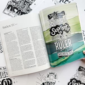 Pode incluir: Um livro aberto com texto de Mateus 25, rodeado por v&aacute;rias impress&otilde;es de arte em preto e branco com cita&ccedil;&otilde;es inspiradoras. A p&aacute;gina direita do livro apresenta uma ilustra&ccedil;&atilde;o colorida com as palavras "Well Done Good and Faithful Servant".