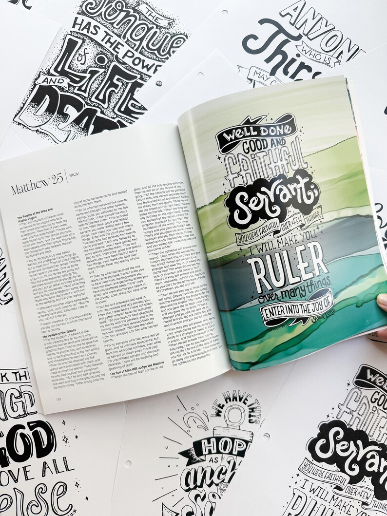 Pode incluir: Um livro aberto com texto de Mateus 25, rodeado por v&aacute;rias impress&otilde;es de arte em preto e branco com cita&ccedil;&otilde;es inspiradoras. A p&aacute;gina direita do livro apresenta uma ilustra&ccedil;&atilde;o colorida com as palavras "Well Done Good and Faithful Servant".