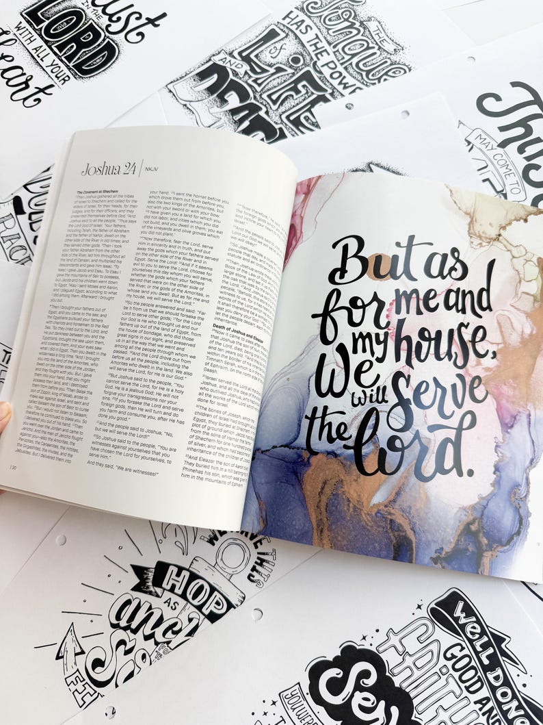 Pode incluir: Um livro aberto com o texto "Josu&eacute; 24" e uma p&aacute;gina com a cita&ccedil;&atilde;o "Mas eu e a minha casa serviremos ao Senhor" rodeada por arte abstrata em aquarela. V&aacute;rias impress&otilde;es de arte inspiradoras em preto e branco est&atilde;o espalhadas ao redor do livro.