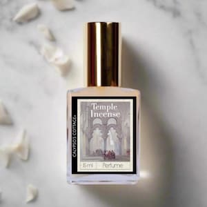 Puede incluir: Un frasco de perfume con tapa dorada y una etiqueta con el texto "Temple Incense". La etiqueta tambi&eacute;n muestra una ilustraci&oacute;n de una escena de templo. El frasco contiene 15 ml de perfume.