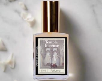 Può includere: Un flacone di profumo con tappo dorato ed etichetta con la scritta "Temple Incense". L'etichetta mostra anche un'illustrazione di una scena del tempio. Il flacone contiene 15 ml di profumo.