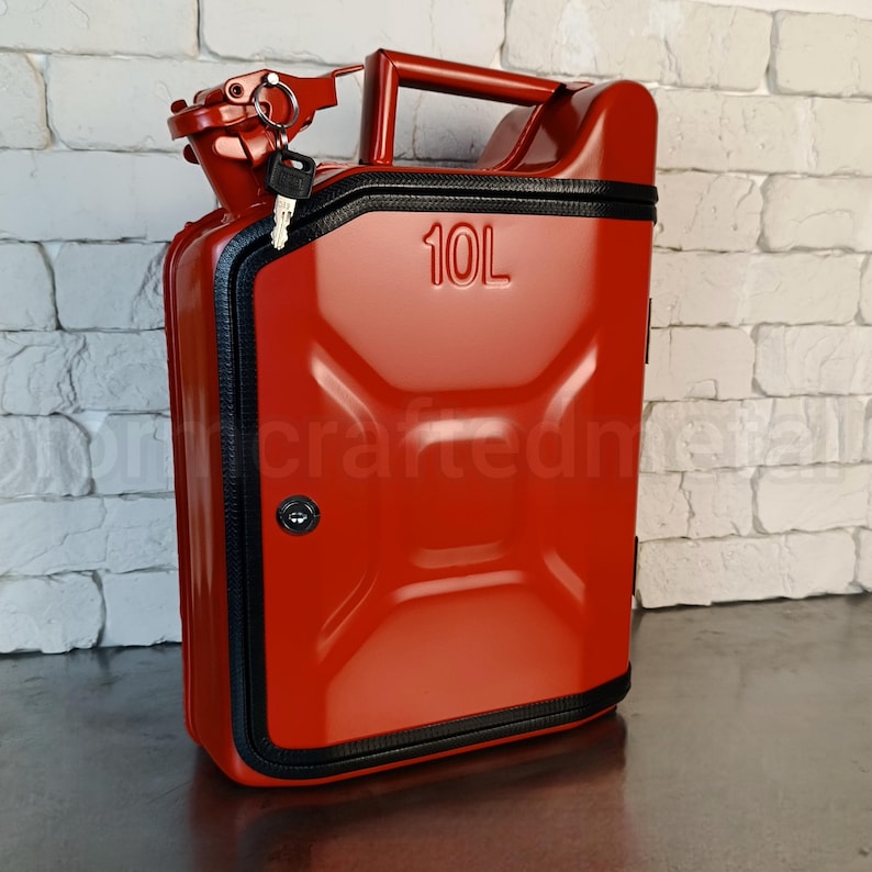 Pu&ograve; includere: Un contenitore metallico rosso con finiture nere, maniglia e serratura. Il contenitore presenta la scritta "10L" in rilievo sul davanti e include un set di chiavi. Il design ricorda una tanica di carburante.