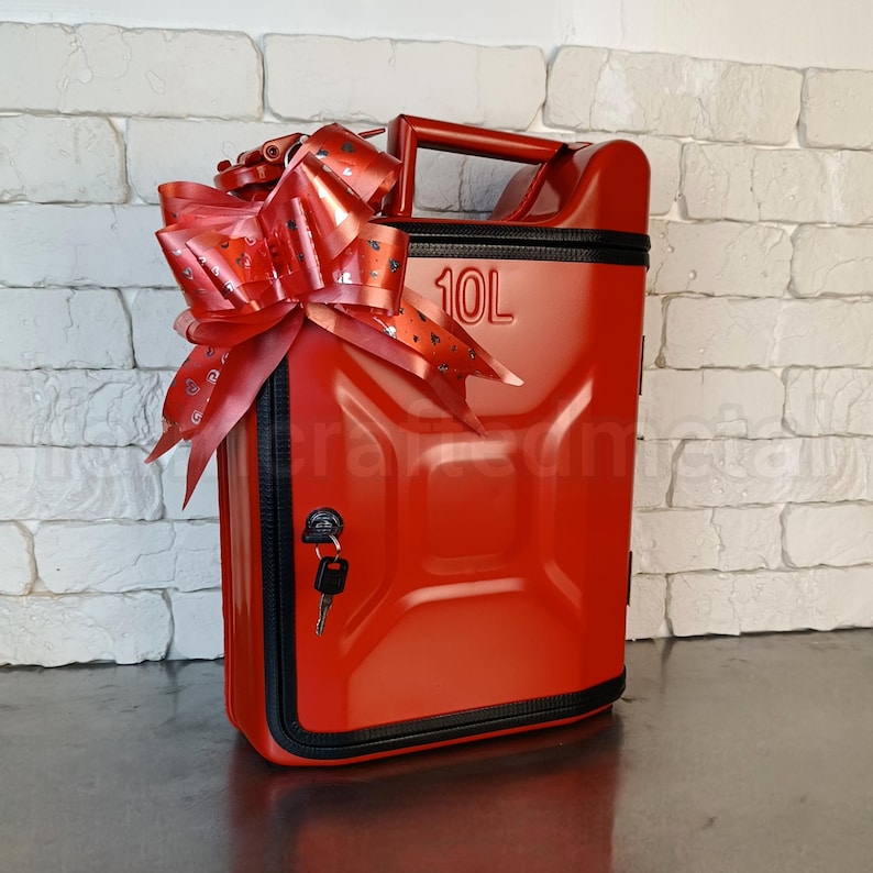 Pu&ograve; includere: Un contenitore metallico rosso con finiture nere, maniglia e serratura a chiave. Il contenitore &egrave; decorato con un grande fiocco rosso. Il testo "10L" &egrave; visibile sul contenitore.