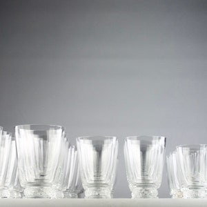 Nach René Lalique für Lalique, &quot;St-Hubert&quot; Crystalware Service (42 Teile), Frankreich 1950er Jahre