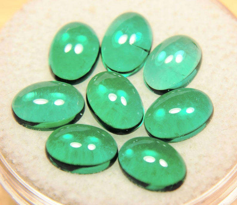 Hydrothermal Emerald \u201cColumbian\u201d Type Oval Cabochon
