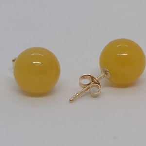 14K Yellow Gold 8mm YELLOW Jade Pendant and Earring,14K Yellow Gold chain. Vintage 14K yellow gold Jade Pendant and Stud Earring. JADE LOVER