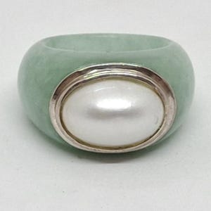Anel oval Mabe com pérola jade verde em prata 925. Anel de pérola Mabe branca com jade verde grau A, cor natural. Anel Lover com pérola Mabe oval com jade verde.