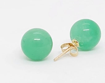 GROENE jade 8 mm 14 kt geelgouden push-backoorbel. Vintage 14K geelgouden groene jade push-back oorbel. 8 mm ronde groene jade LOVER.