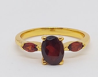 Anillo de rubí en plata de ley bañado en oro de 24 quilates. Hecho a mano en EE. UU.