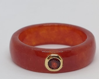Roter Jade Ring, facettierter Granat, Gelbgold 585