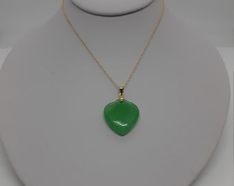 Charme / pendentif / collier de coeur de jade vert. Jade vert en argent sterling sur plaqué or avec chaîne de 40,6 cm et 5,1 cm de long.