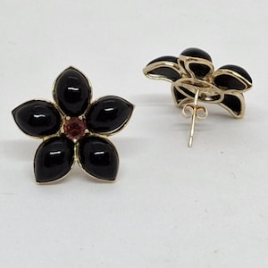 Balck ONYX Flower Stud Earrings w/Faceted Garnet on the center in 14K Solid Yellow Gold. Vintage Black Onyx/Garnet push back Earring LOVER.