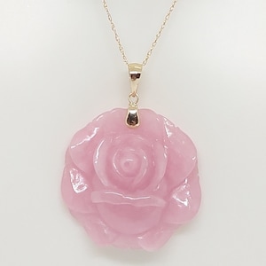 Ciondolo con fiore di giada ROSA in oro 14k. Gioielli con pietre preziose. Ciondolo/collana vintage con fiore di giada, catena a corda in oro giallo 14k da 45 cm. AMANTE della giada rosa.