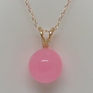 Set di orecchini e ciondolo in giada ROSA da 8 mm. Ciondolo in giada rosa con catena a corda in oro giallo 14 carati da 18&quot;. Orecchino con chiusura a goccia in giada ROSA. Set LOVER in giada rosa 14 carati.
