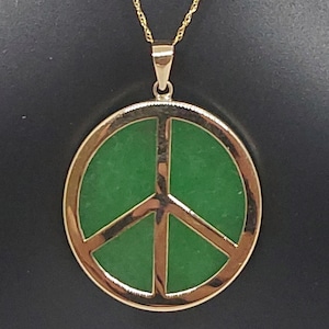 Colgante de jade verde con símbolo de la paz en oro amarillo de 14 k. Colgante de jade con símbolo de la paz en oro amarillo de 14 k. Cadena de cuerda de 45 cm con símbolo de la paz en jade de 14 k.